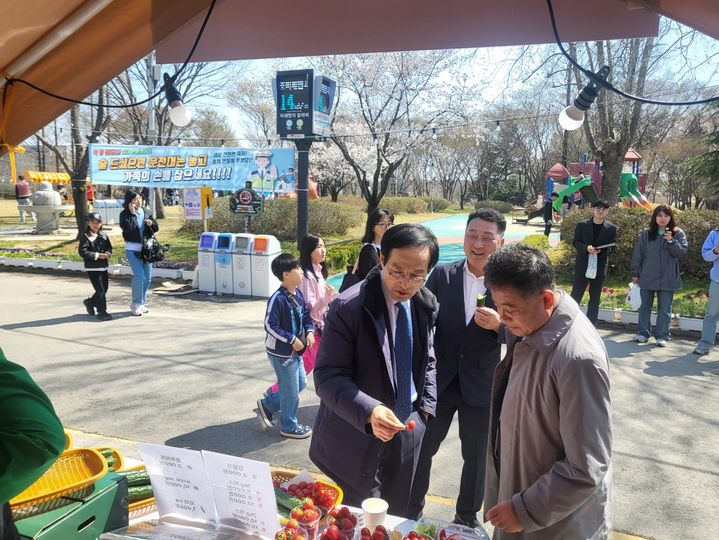 6일 김제시민문화체육공원 일원에 마련된 꽃빛드리 홍보부스를 정성주 김제시장(오른쪽)과 서백현 시의장(왼쪽)이 돌아보고 있다. *재판매 및 DB 금지