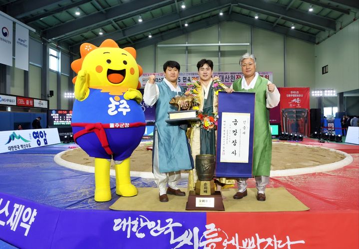 [울산=뉴시스] 울산 울주군은 소속 해뜨미씨름단 정종진 선수가 6일 강원특별자치도 평창군 진부생활체육관에서 열린 ‘위더스제약 2025 민속씨름 평창오대산천장사씨름대회’에서 금강장사에 등극했다고 밝혔다. (사진= 울주군 제공) 2025.04.06.photo@newsis.com *재판매 및 DB 금지