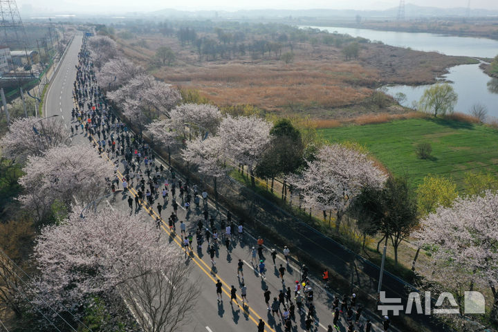 [나주=뉴시스] 이영주 기자 = 뉴시스광주전남본부·엠디에스앤씨 주최, 나주마라톤동호회가 주관하는 '제11회 나주영산강마라톤대회'가 열린 6일 오전 전남 나주시 영산강변에서 마라톤 10㎞코스 참가자들이 뛰고 있다. 2025.04.06. leeyj2578@newsis.com