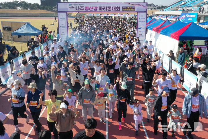 [나주=뉴시스] '제11회 나주영산강마라톤대회'가 열린 6일 오전 전남 나주종합스포츠파크에서 마라톤 5㎞ 참가자들이 출발하고 있다. 2025.04.06. leeyj2578@newsis.com