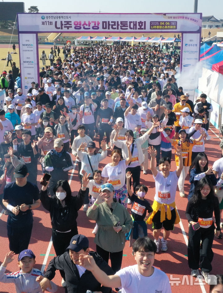 [나주=뉴시스] 이영주 기자 = 뉴시스광주전남본부·엠디에스앤씨 주최, 나주마라톤동호회가 주관하는 '제11회 나주영산강마라톤대회'가 열린 6일 오전 전남 나주종합스포츠파크에서 마라톤 5㎞ 참가자들이 출발하고 있다. 2025.04.06. leeyj2578@newsis.com