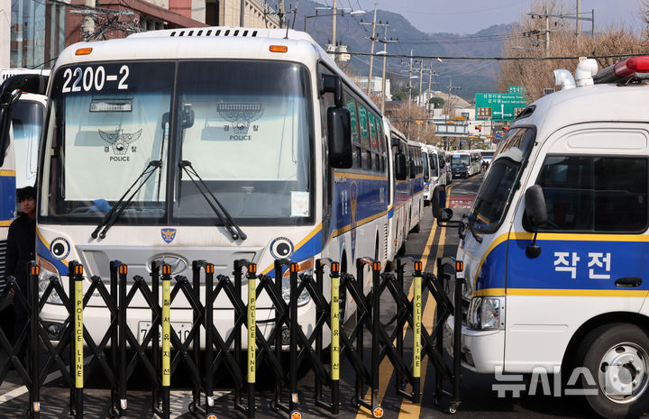 [서울=뉴시스] 이영환 기자 = 6일 오전 서울 종로구 헌법재판소 앞 도로가 경찰에 의해 통제되고 있다. 헌법재판소는 지난 4일 진행된 윤석열 전 대통령 탄핵심판 선고기일에서 헌법재판관 8명 전원 일치 의견으로 윤 전대통령을 파면했다. 2025.04.06. 20hwan@newsis.com