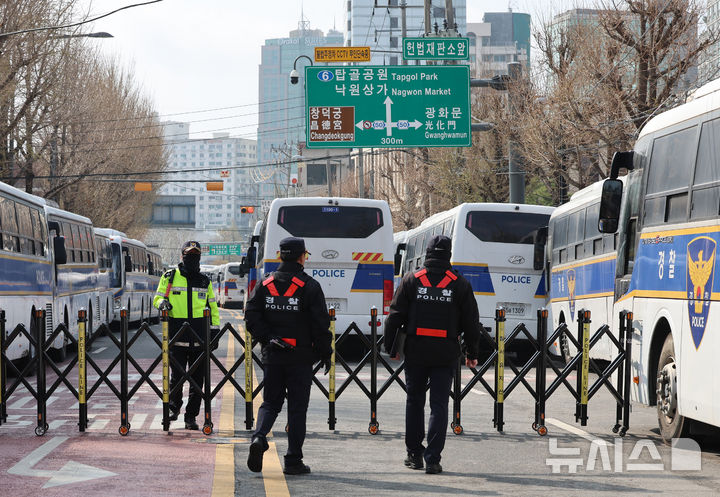 [서울=뉴시스] 이영환 기자 = 6일 오전 서울 종로구 헌법재판소 앞 도로가 경찰에 의해 통제되고 있다. 헌법재판소는 지난 4일 진행된 윤석열 전 대통령 탄핵심판 선고기일에서 헌법재판관 8명 전원 일치 의견으로 윤 전대통령을 파면했다. 2025.04.06. 20hwan@newsis.com
