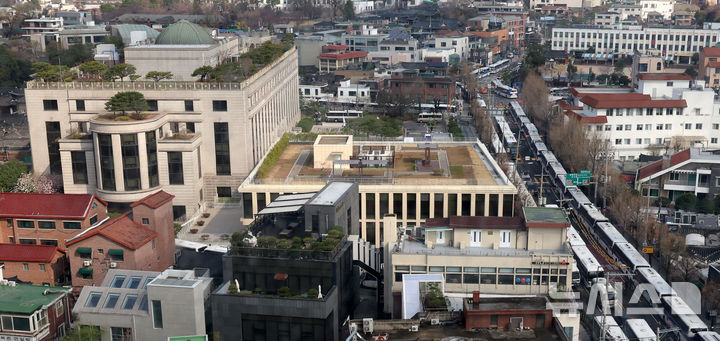 [서울=뉴시스] 이영환 기자 = 6일 오전 서울 종로구 헌법재판소 앞 도로가 경찰에 의해 통제되고 있다. 헌법재판소는 지난 4일 진행된 윤석열 전 대통령 탄핵심판 선고기일에서 헌법재판관 8명 전원 일치 의견으로 윤 전대통령을 파면했다. 2025.04.06. 20hwan@newsis.com