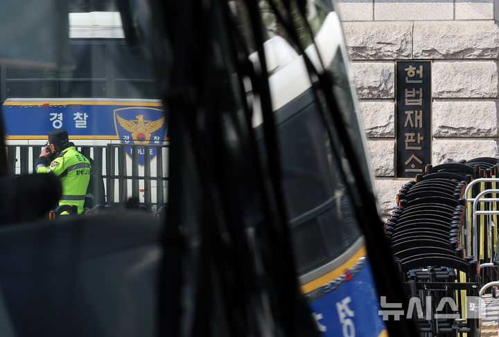 [서울=뉴시스] 이영환 기자 = 6일 오전 서울 종로구 헌법재판소 앞 도로가 경찰에 의해 통제되고 있다. 헌법재판소는 지난 4일 진행된 윤석열 전 대통령 탄핵심판 선고기일에서 헌법재판관 8명 전원 일치 의견으로 윤 전대통령을 파면했다. 2025.04.06. 20hwan@newsis.com