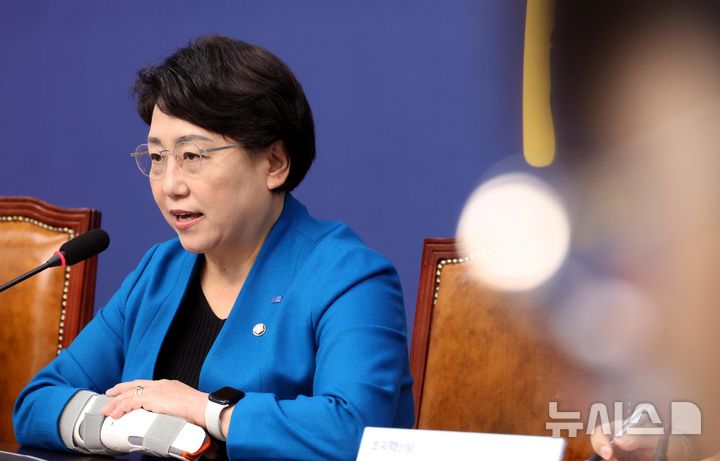 [서울=뉴시스] 조성봉 기자 = 김선민 조국혁신당 김선민 대표 권한대행이 지난 6일 오전 서울 여의도 국회에서 열린 오픈프라이머리(완전국민경선제) 등 대선관련 기자간담회에서 발언을 하고 있다. 2025.04.06. suncho21@newsis.com