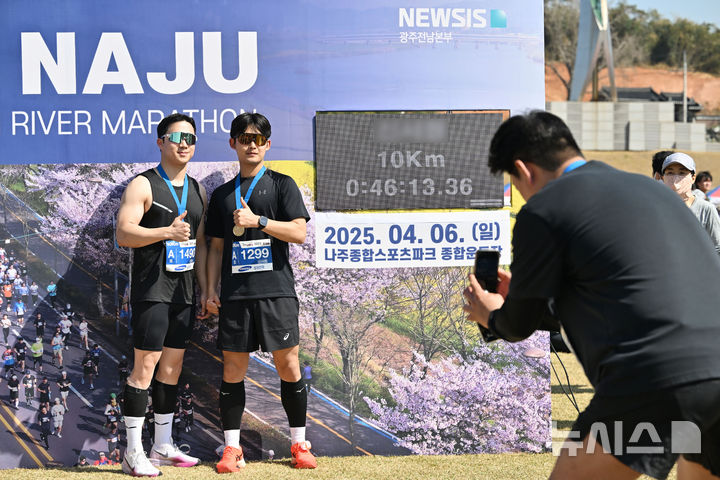 [나주=뉴시스] 이영주 기자 = 뉴시스광주전남본부·엠디에스앤씨 주최, 나주마라톤동호회가 주관하는 '제11회 나주영산강마라톤대회'가 열린 6일 오전 전남 나주종합스포츠파크에서 마라톤 10㎞ 참가자들이 완주 후 인증사진을 남기고 있다. 2025.04.06. leeyj2578@newsis.com