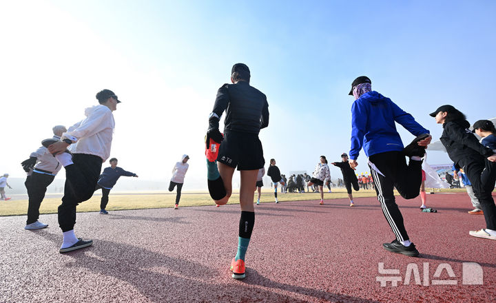 [광주=뉴시스] 김혜인 기자 = 전남 나주시 나주종합스포츠파크에서 뉴시스광주전남본부·엠디에스앤씨가 주최하고 나주마라톤동호회가 주관한 '제11회 나주영산강마라톤대회'에서 참가자들이 대회 전 몸을 풀고 있다. 2025.04.06. hyein0342@newsis.com