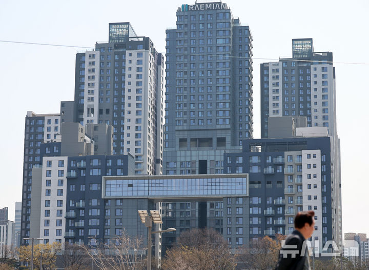 [서울=뉴시스] 김금보 기자 = 사진은 6일 서울 서초구 한 아파트. 2025.04.06. kgb@newsis.com