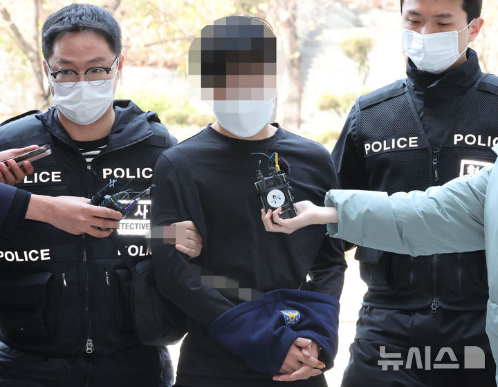 [서울=뉴시스] 김금보 기자 = 공용물건손상 등의 혐의를 받는 A씨가 6일 오후 서울 서초구 서울중앙지방법원에서 열린 영장실질심사에 출석하고 있다. A씨는 지난 4일 서울 안국역 5번 출구 인근에 차벽으로 설치된 경찰 버스 유리창을 곤봉으로 깨뜨려 현장에서 체포됐다. 2025.04.06. kgb@newsis.com