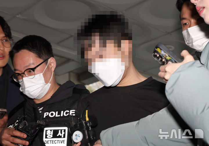 [서울=뉴시스] 김금보 기자 = 공용물건손상 등의 혐의를 받는 A씨가 6일 오후 서울 서초구 서울중앙지방법원에서 열린 영장실질심사에 출석하고 있다. A씨는 지난 4일 서울 안국역 5번 출구 인근에 차벽으로 설치된 경찰 버스 유리창을 곤봉으로 깨뜨려 현장에서 체포됐다. 2025.04.06. kgb@newsis.com