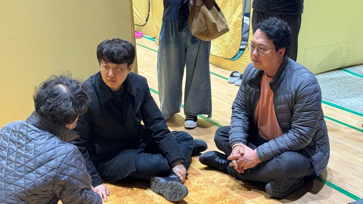 [서울=뉴시스] 조성봉 기자 = 이준석 개혁신당 대선후보와 천하람(오른쪽) 개혁신당 대표 권한대행이 6일 경북 영덕 문화센터를 방문, 이재민들을 위로하고 있다.(사진=이준석 대선캠프 제공)2025.04.06. photo@newsis.com *재판매 및 DB 금지