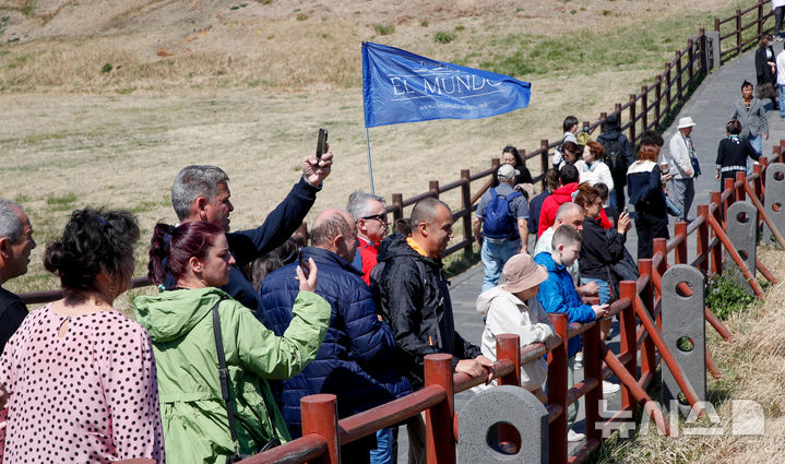 [서귀포=뉴시스] 우장호 기자 = 완연한 봄날씨를 보인 6일 오후 제주 도내 대표적인 관광지 성산일출봉 탐방로에 상춘객들이 찾아와 즐거운 시간을 보내고 있다. 2025.04.06. woo1223@newsis.com