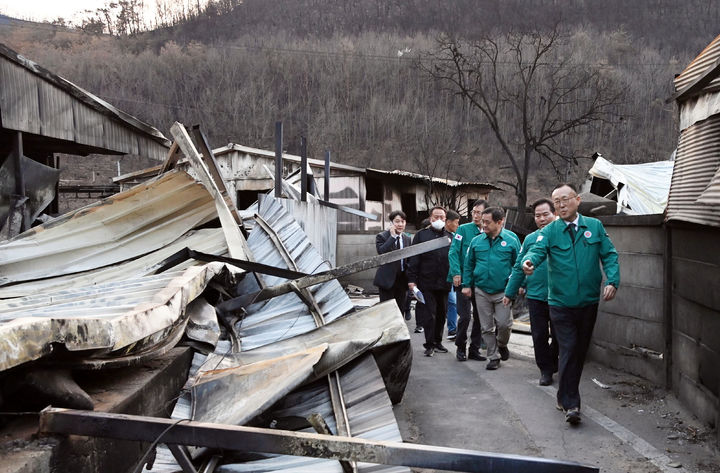 [서울=뉴시스] 최동준 기자 = 이한경 행정안전부 재난안전관리본부장이 6일 경북 안동시 남후농공단지를 방문해 산불 피해 복구 현장을 점검하고 있다. (사진=행정안전부 제공) 2025.04.06. photo@newsis.com *재판매 및 DB 금지
