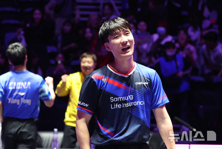 [인천=뉴시스] 전진환 기자 = 6일 인천 중구 인스파이어 아레나에서 열린 WTT(월드테이블테니스) 챔피언스 인천 2025 대회에서 이상수(대한민국)가 샹펭(중국)과의 남자 단식 결승 경기에서 패한 후 아쉬운 표정으로 나오고 있다. 2025.04.06. amin2@newsis.com
