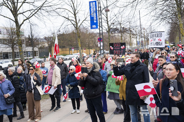[코펜하겐=AP/뉴시스] 4월 6일(현지 시간) 덴마크 코펜하겐 주재 미국대사관 앞에서 그린란드인들이 미국의 그린란드에 대한 매입 발언등에 항의하며 손팻말을 들고 시위하고 있다. 2025.06.12.