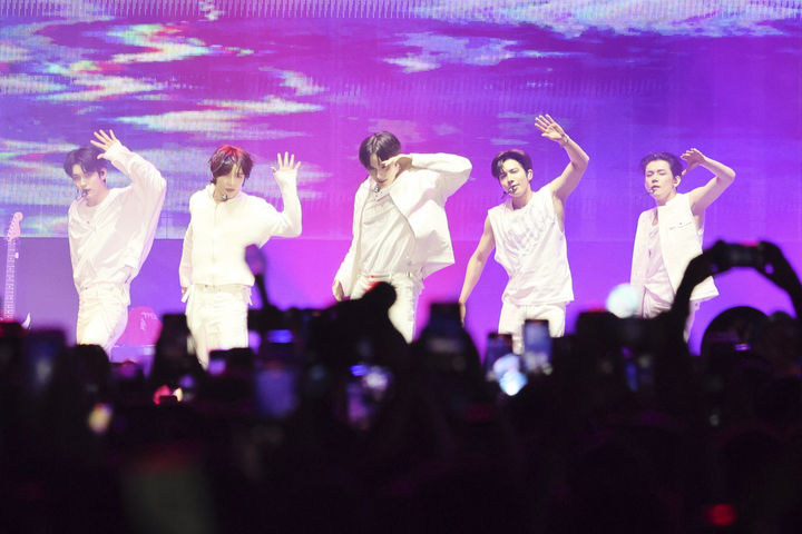 [멕시코시티=AP/뉴시스] 투모로우바이투게더가 지난 5일(현지시간) 멕시코 멕시코시티의 비센테나리오 공원에서 열린 대형 음악 축제 'AXE 세레모니아'에서 공연하고 있다.