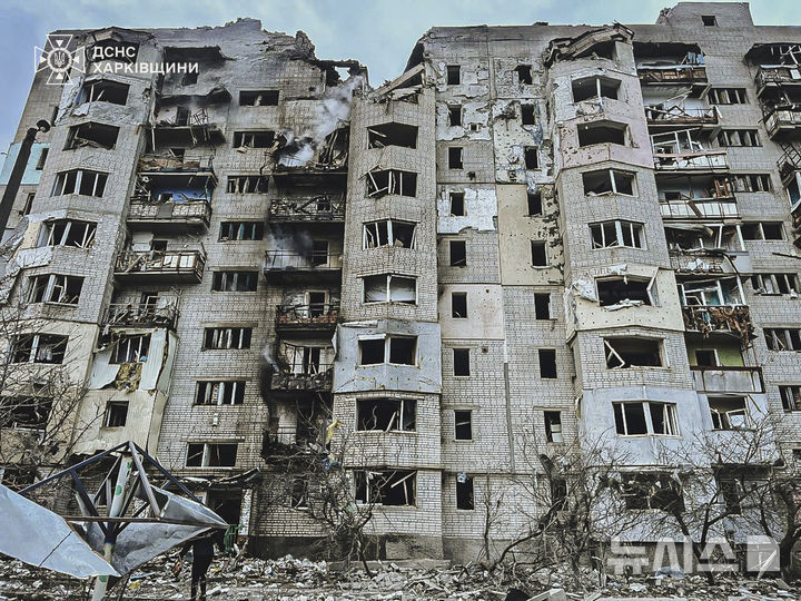 [쿠피안스크=AP/뉴시스] 우크라이나 비상사태부가 제공한 사진에 지난 4월 6일 우크라이나 하르키우주 쿠피안스크의 아파트 건물이 러시아의 공격으로 파손돼 있다. 2025.10.31.