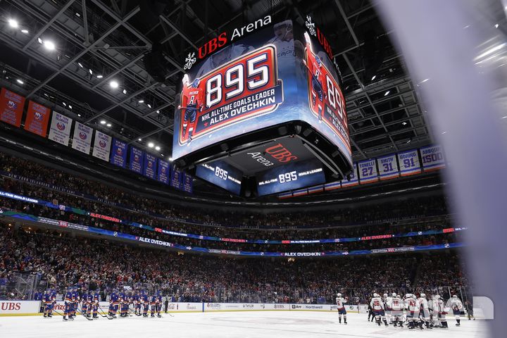 [엘몬트=AP/뉴시스] 북미 프로 아이스하키 내셔널하키리그(NHL) 워싱턴 캐피털스의 알렉스 오베치킨, 통산 895호골 터뜨리며 역대 최다 득점자 등극. 2025. 4. 6.