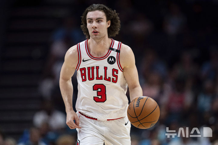 미국프로농구(NBA) 시카고 불스의 장신 가디 조시 기디가 6일(현지 시간) 미국 노스캐롤라이나주 샬럿의 스펙트럼 센터에서 열린 2024~2025시즌 NBA 정규리그 샬럿 호네츠와의 경기 전반전에 나서고 있다. 