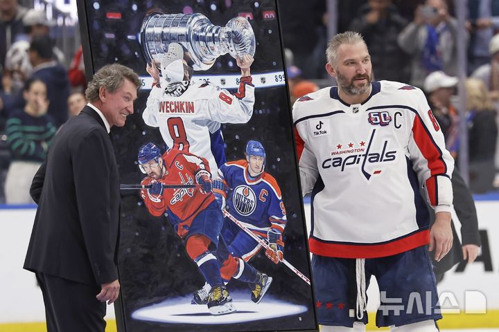 [엘몬트=AP/뉴시스] 북미 프로 아이스하키 내셔널하키리그(NHL) 워싱턴 캐피털스의 알렉스 오베치킨, 통산 895호골 터뜨리며 역대 최다 득점자 등극. 2025. 4. 6.