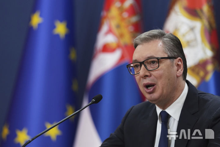 [베오그라드( 세르비아)=AP/뉴시스] 세르비아의 알렉산다르 부치치 대통령이 4월 6일 새 내각을 구성하고 신임 총리에 의대교수인 주르 마쿠브(62)를 임명한다고 발표하고 있다. 2025. 05.30. 