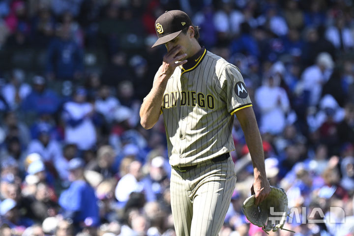 [시카고=AP/뉴시스] 샌디에이고 파드리스의 카일 하트가 7일(한국 시간) 미국 일리노이주 시카고의 리글리필드에서 열린 2025 메이저리그(MLB) 시카고 컵스와의 경기에서 1회 강판되고 있다. 2025.04.07