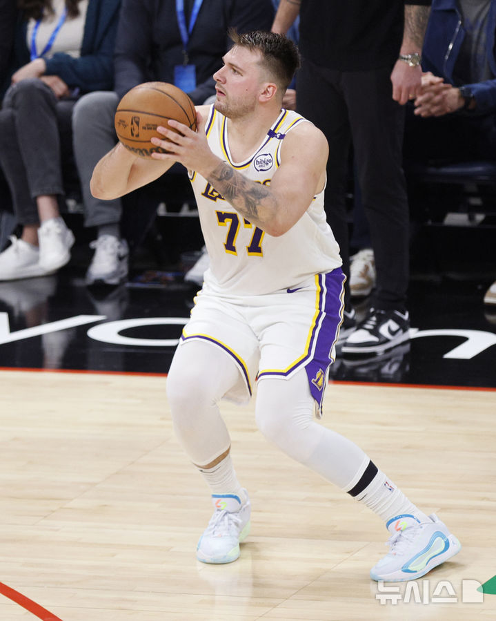 [오클라호마시티=AP/뉴시스] 미국프로농구(NBA) 로스앤젤레스(LA) 레이커스의 루카 돈치치. 2025. 4. 6.
