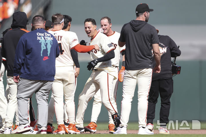 [샌프란시스코=AP/뉴시스] 샌프란시스코 자이언츠의 윌머 플로레스(가운데)가 6일(현지 시간) 미 캘리포니아주 샌프란시스코의 오라클 파크에서 열린 2025 메이저리그 시애틀 매리너스와 경기 9회 말 4-4 동점 2사 2루 상황에 대타로 나와 끝내기 적시타를 친 후 동료들과 기뻐하고 있다. 이날 이정후는 4타수 2안타 1득점을 기록했고 팀은 5-4로 승리했다. 2025.04.07.