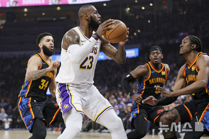 [오클라호마시티=AP/뉴시스] 미국프로농구(NBA) 로스앤젤레스(LA) 레이커스의 르브론 제임스. 2025. 4. 6.