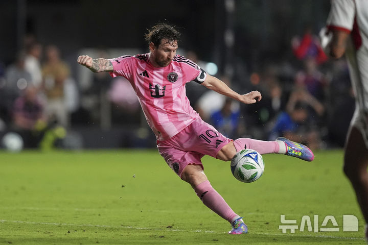 [포트로더데일=AP/뉴시스] 인터 마이애미의 리오넬 메시가 지난 6일(현지 시간) 미 플로리다주 포트로더데일의 체이스 스타디움에서 열린 미국 메이저리그사커(MLS) 동부 콘퍼런스 토론토 FC와 경기 전반 추가 시간 동점 골을 넣고 있다. 마이애미는 1-1로 비겨 리그 2위를 기록하고 있다. 2025.04.07.