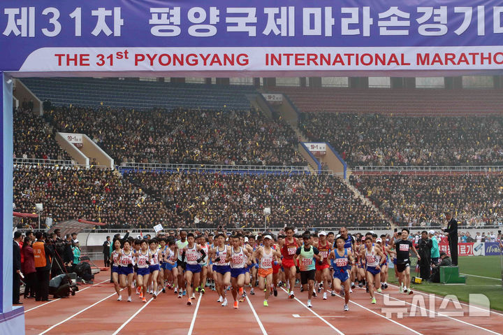 [평양=AP/뉴시스] 6일 북한 평양 김일성 경기장에서 제31차 평양국제마라손대회가 열려 참가자들이 힘차게 달리고 있다. 코로나19로 지난 2020년에 중단됐던 평양국제마라톤이 5년 만에 재개됐다. 북한이 올해 4월5일로 예정했던 대회를 갑작스럽게 취소했다. 2026.03.10.