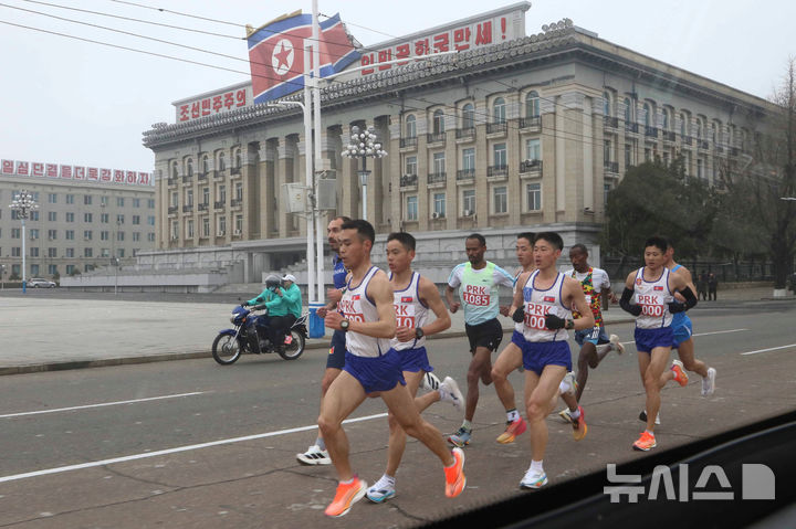 [평양=AP/뉴시스] 6일 북한 평양 김일성 경기장에서 제31차 평양국제마라손대회가 열려 참가자들이 평양 거리를 달리고 있다. 코로나19로 지난 2020년에 중단됐던 평양국제마라톤이 재개됐다. 2025.04.08.