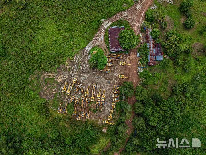 [메라우케(인도네시아)=AP/뉴시스]마이티어스가 드론으로 촬영한 사진에서 지난 3월21일 인도네시아 파푸아주 메라우케에서 인도네시아 정부가 바이오에탄올을 생산할 사탕수수 재배를 위해 중장비들을 동원해 열대우림을 개간하는 모습이 담겨 있다. 인도네시아가 사탕수수로부터 바이오에탄올을 추출하고, 쌀 및 기타 식량 작물을 생산하기 위해 벨기에 면적 넓이의 숲을 개간할 계획이다. 2025.04.07.