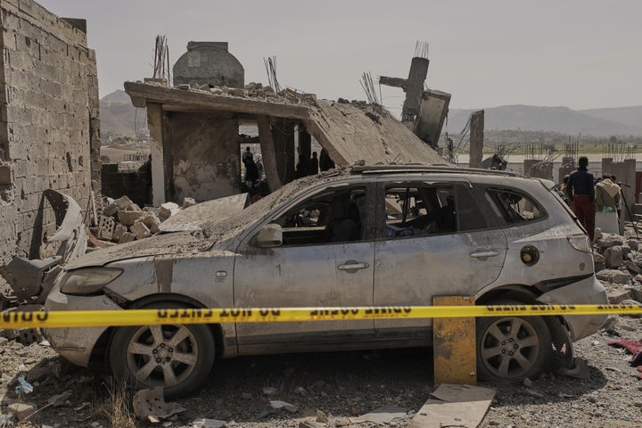 [사나=AP/뉴시스] 예멘의 수도 사나에서 4월 8일 미군의 폭격으로 무너진 건물과 파괴된 차량을 주민들이 살펴보고 있다. 2025, 04. 13.&nbsp; 