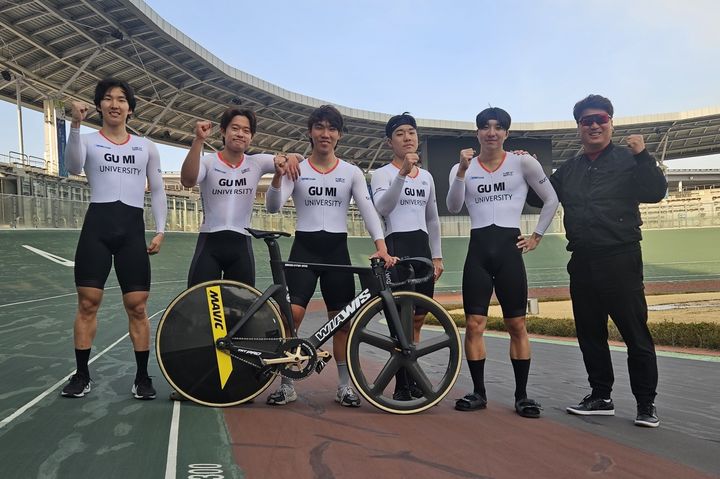 [구미=뉴시스] 최정명(왼쪽), 황정우, 김현우, 추종민, 홍영택 선수가 김길현 감독과 파이팅을 외치고 있다. (사진=구미대 제공) 2025.04.07 photo@newsis.com *재판매 및 DB 금지