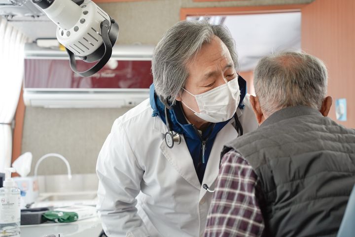 [세종=뉴시스] 국민건강보험공단 정기석 이사장이 산불피해지역인 경북 안동시 길안면에서 산불 피해 주민을 대상으로 진료를 하고 있다.(사진=국민건강보험공단) *재판매 및 DB 금지