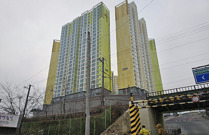 지난 2023년 8월 입주를 시작한 태백시 황지동 부영아파트단지는 출근시간 교통체증과 황지가도교 확장에 대한 공사비 협의지연 등으로 우려가 높아지고 있다.(사진=뉴시스] *재판매 및 DB 금지