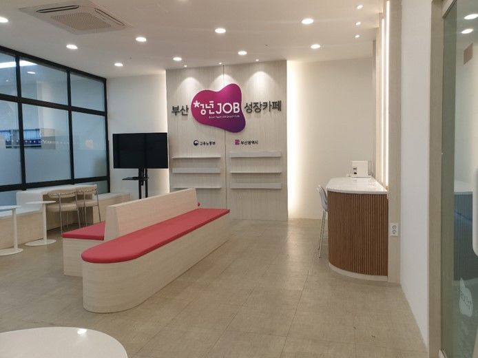 [부산=뉴시스] 부산 사상구 소재 부산청년잡(JOB) 성장카페 3호점 (사진=부산시 제공) 2025.04.07. photo@newsis.com *재판매 및 DB 금지