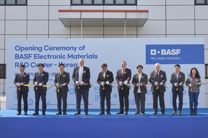 [수원=뉴시스] 바스프 전자소재 R＆D 센터 개소식. (사진=경기도 제공) 2025.04.07. photo@newsis.com *재판매 및 DB 금지