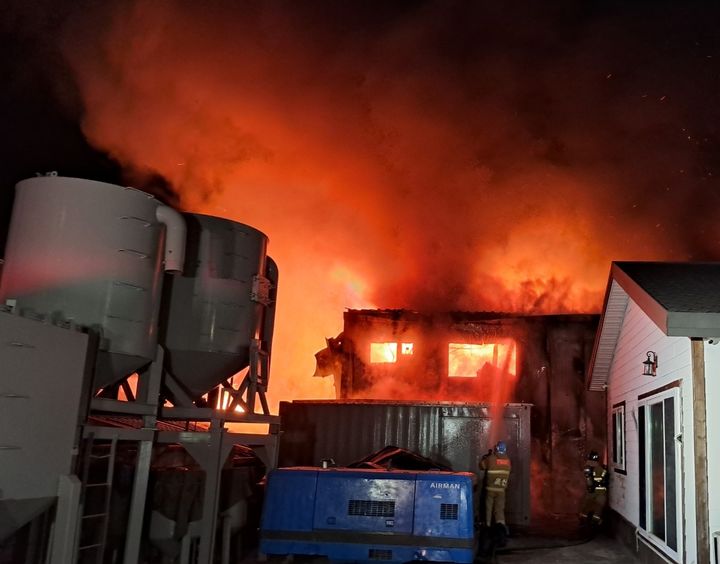 [울산=뉴시스] 6일 오후 9시48분께 울산시 남구 선암동의 한 간판제조업체에서 화재가 발생해 불길이 올라오고 있다. (사진=울산소방본부 제공) 2025.04.07. photo@newsis.com *재판매 및 DB 금지