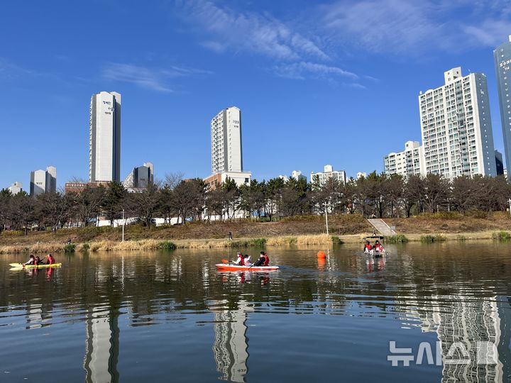 [안산=뉴시스]시민들이 안산호수공원에서 해양아카데미 페달보트 체험을 하고 있다.(사진=안산시 제공)2025.04.07.photo@newsis.com