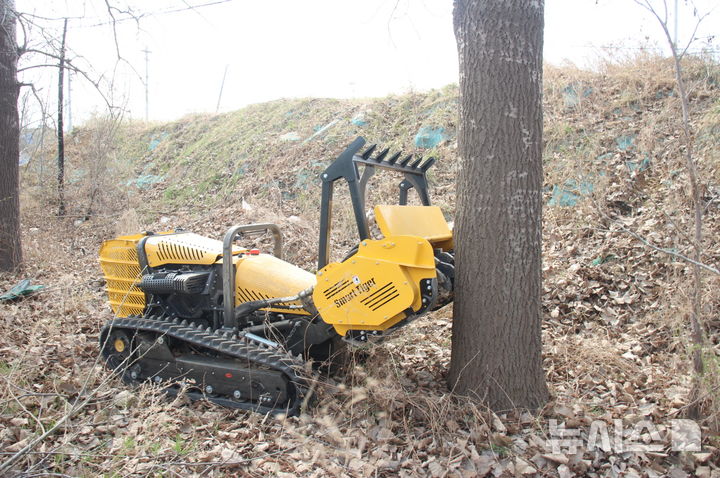 [서울=뉴시스] 티엑스알로보틱스의 산불진화 방재로봇 실증 시연. (사진=유진그룹 제공)