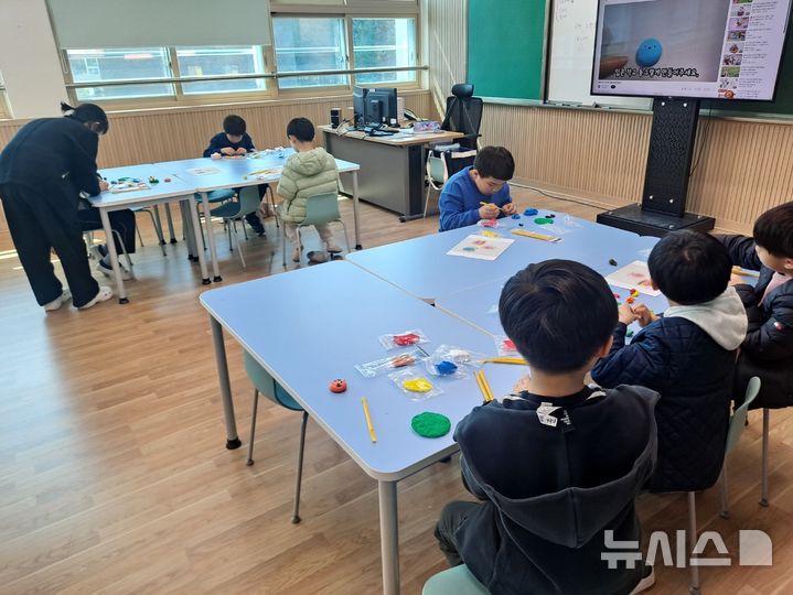 [여주=뉴시스]사진은 늘봄학교 프로그램 모습. 본 기사와 직접 관련 없음. (사진=여주교육지원청 제공)2025.04.07.photo@newsis.com