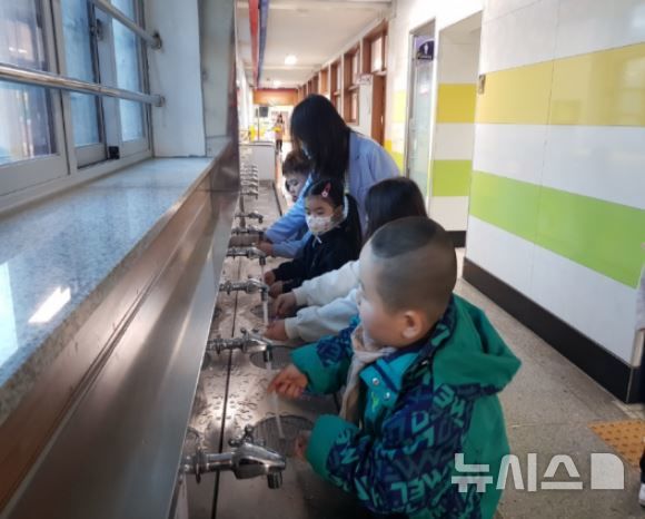 [안산=뉴시스]안산시 단원보건소 전문인력이 양치시설이 설치된 초등학교에서 구강건강 증진사업을 진행하고 있다.(사진=안산시 제공)2025.04.07.photo@newsis.com