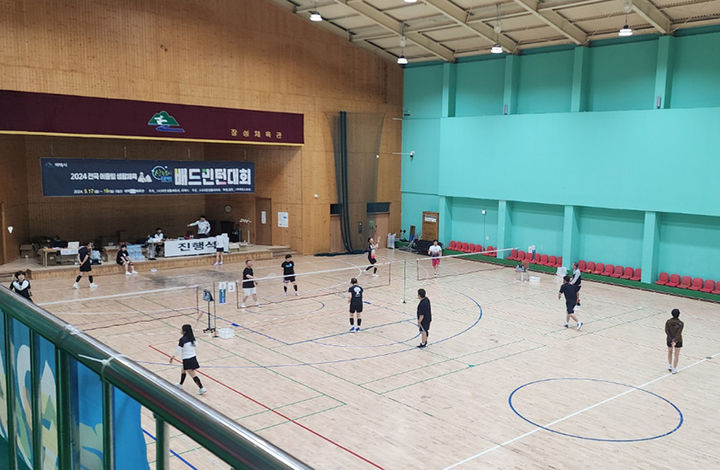 지난해 태백에서 개최된 ‘2024 어울림 생활체육 대축전’ 배드민턴 대회는 당초 700개 참가팀이 136개 팀으로 대폭 축소되어 열리고 있다.(사진-독자 제공)&nbsp; *재판매 및 DB 금지