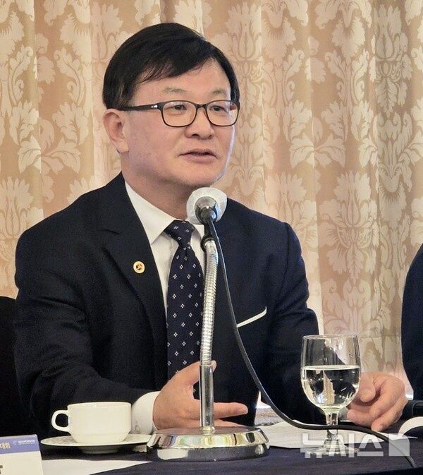 [서울=뉴시스]김재연 대한산부인과의사회 회장이 지난 6일 서울 중구 롯데호텔 서울에서 '제53차 춘계 학술대회'에서 발표하고 있다. (사진= 대한산부인과의사회 제공) 2025.04.07. photo@newsis.com. 