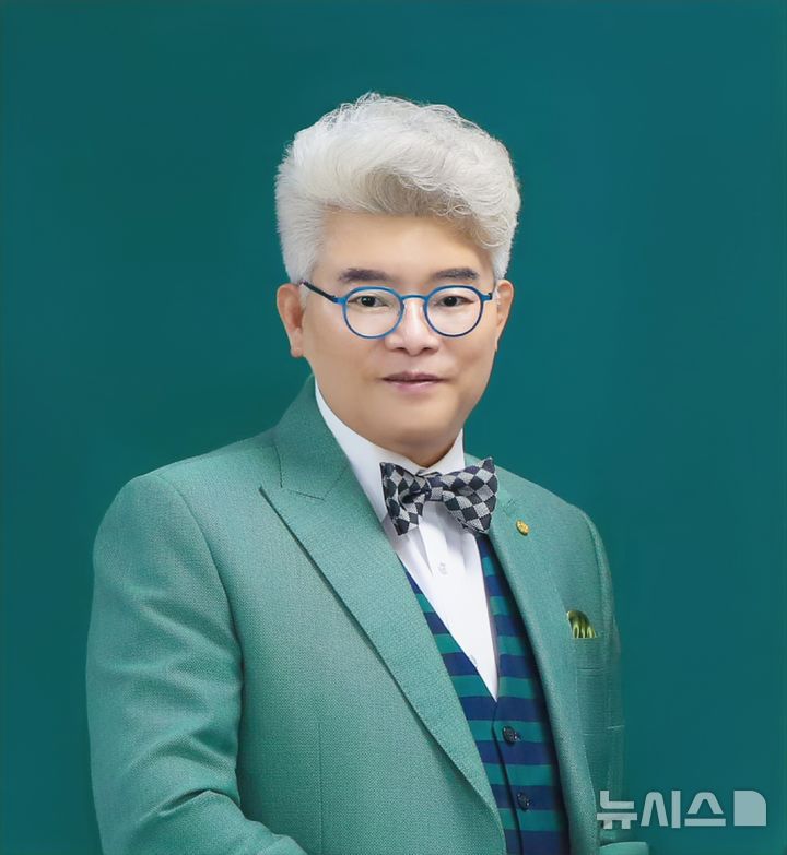 [서울=뉴시스] 최철홍 보람그룹 회장. (사진= 보람그룹 제공)