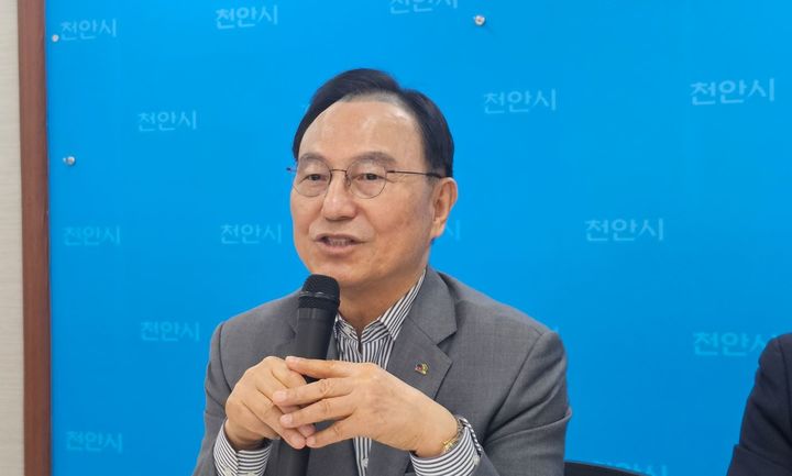 [천안=뉴시스] 박우경 기자 = 7일 박상돈 충남 천안시장이 신문의날을 맞아 열린 언론인 차담회에서 공직선거법 위반과 관련한 대법원 선고 일정에 대해 설명하고 있다. 2025.4.7 spacedust1@newsis.com *재판매 및 DB 금지