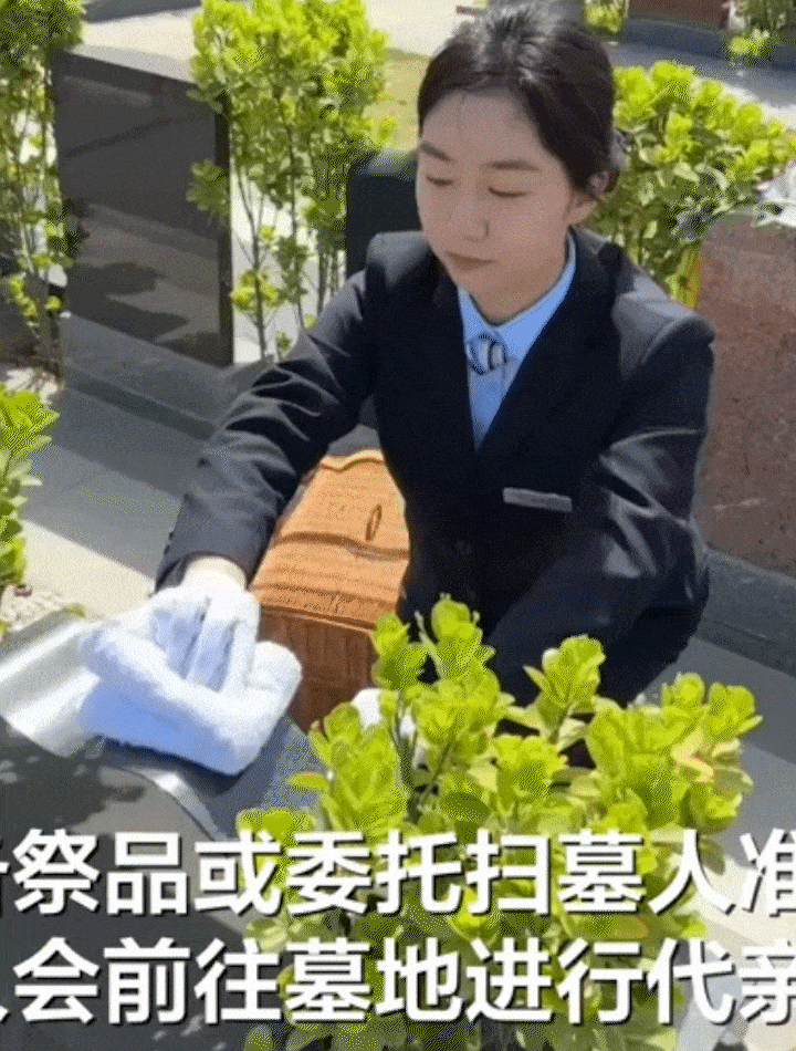 [서울=뉴시스] 대리 성묘인이 무덤을 청소하는 모습.(사진=신경보) *재판매 및 DB 금지